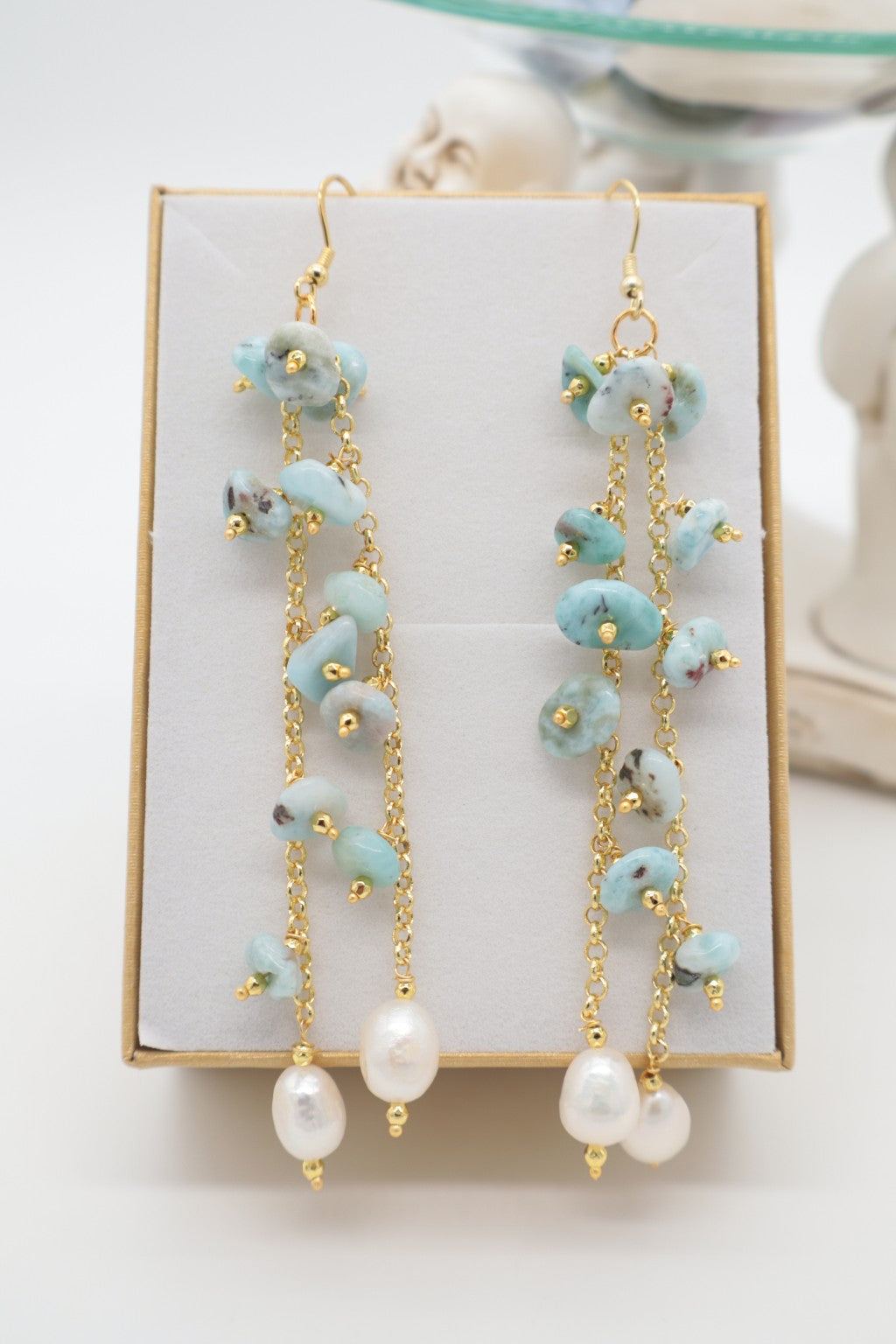 Orecchini pendenti artigianali in Larimar e perle di fiume con catena dorata