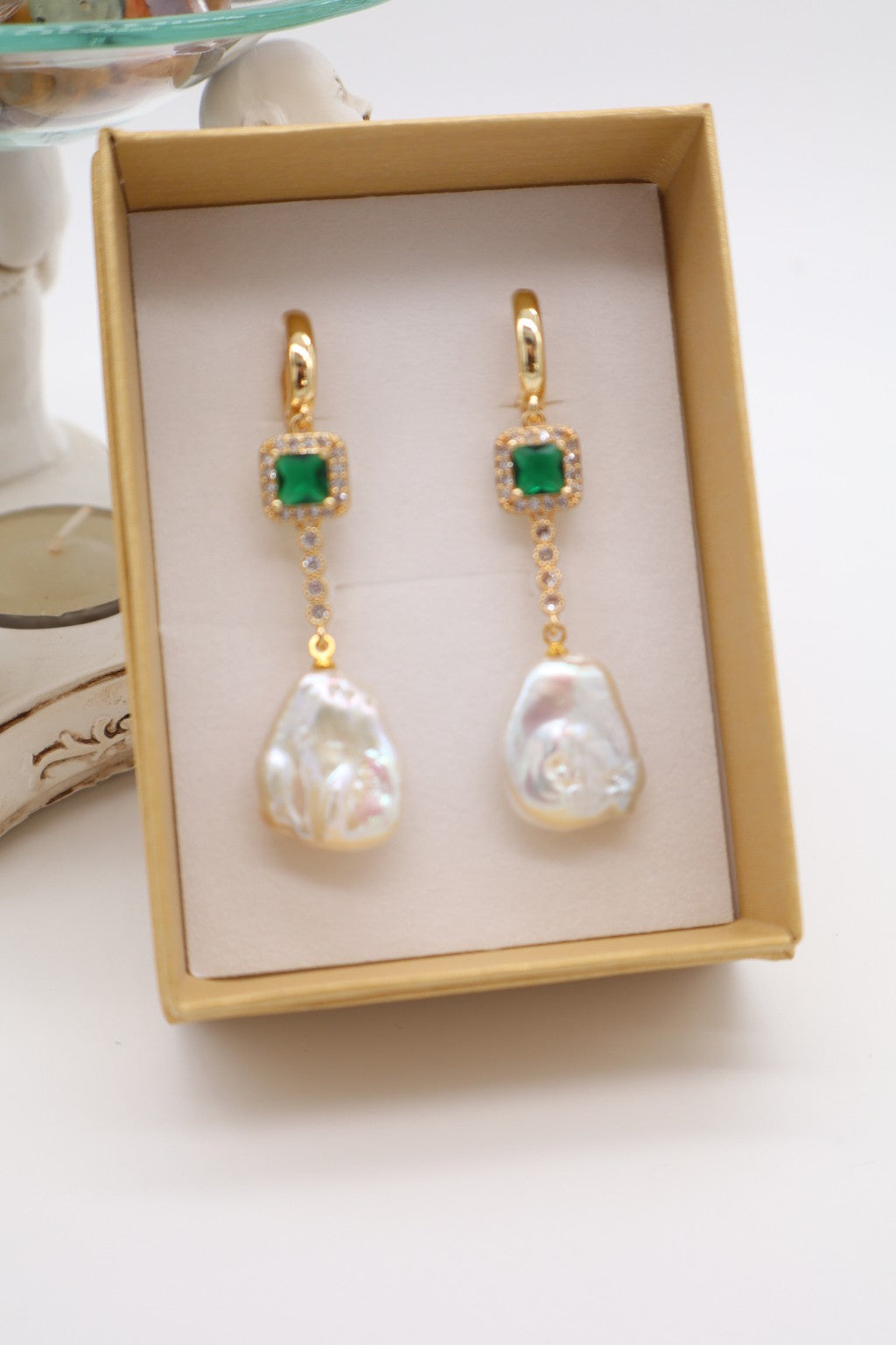 Orecchini pendenti con cristalli CZ verde smeraldo e perla barocca in confezione regalo