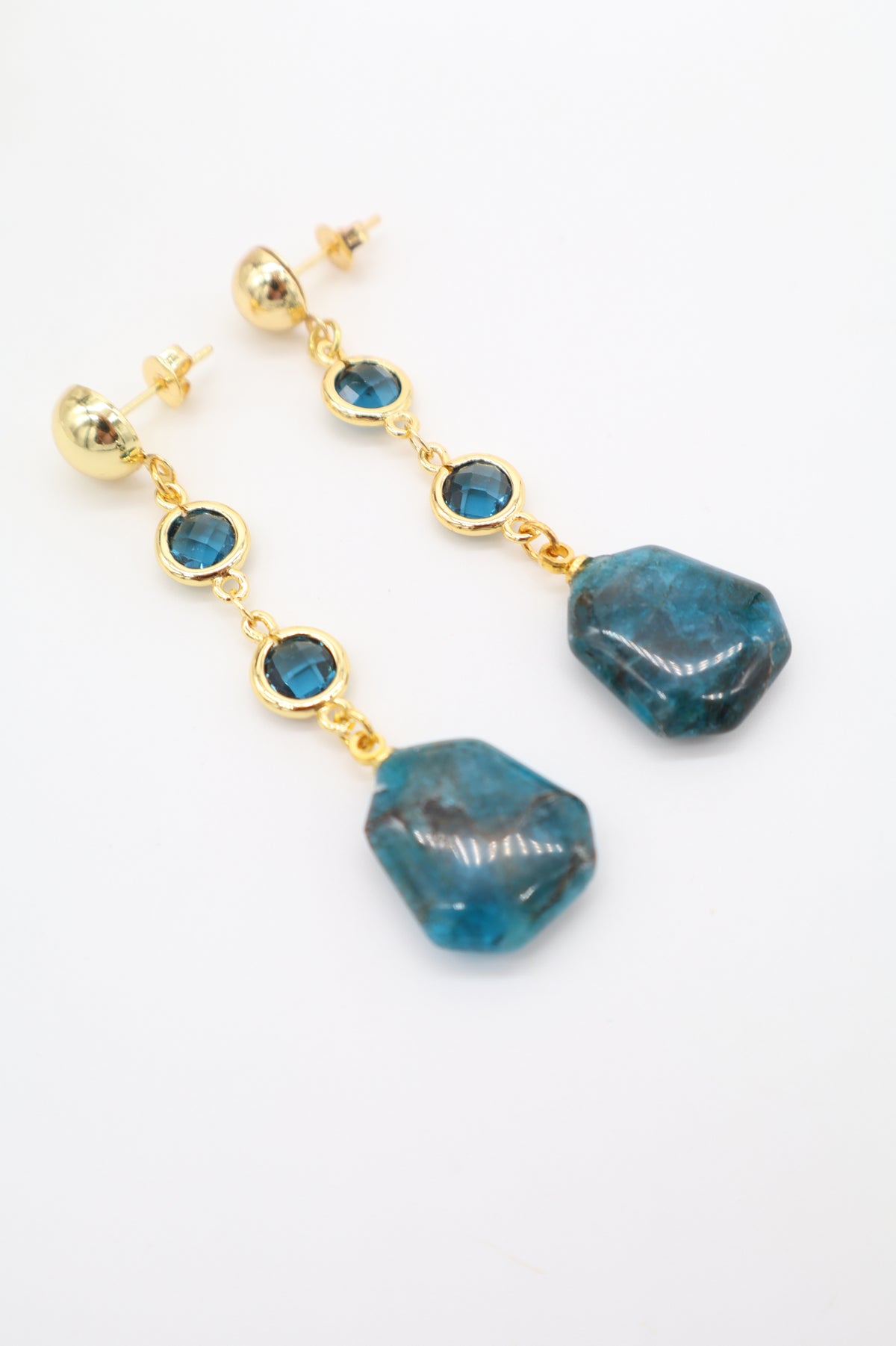 Orecchini pendenti in Apatite Blu naturale e cristalli blu sfaccettati, bronzo dorato