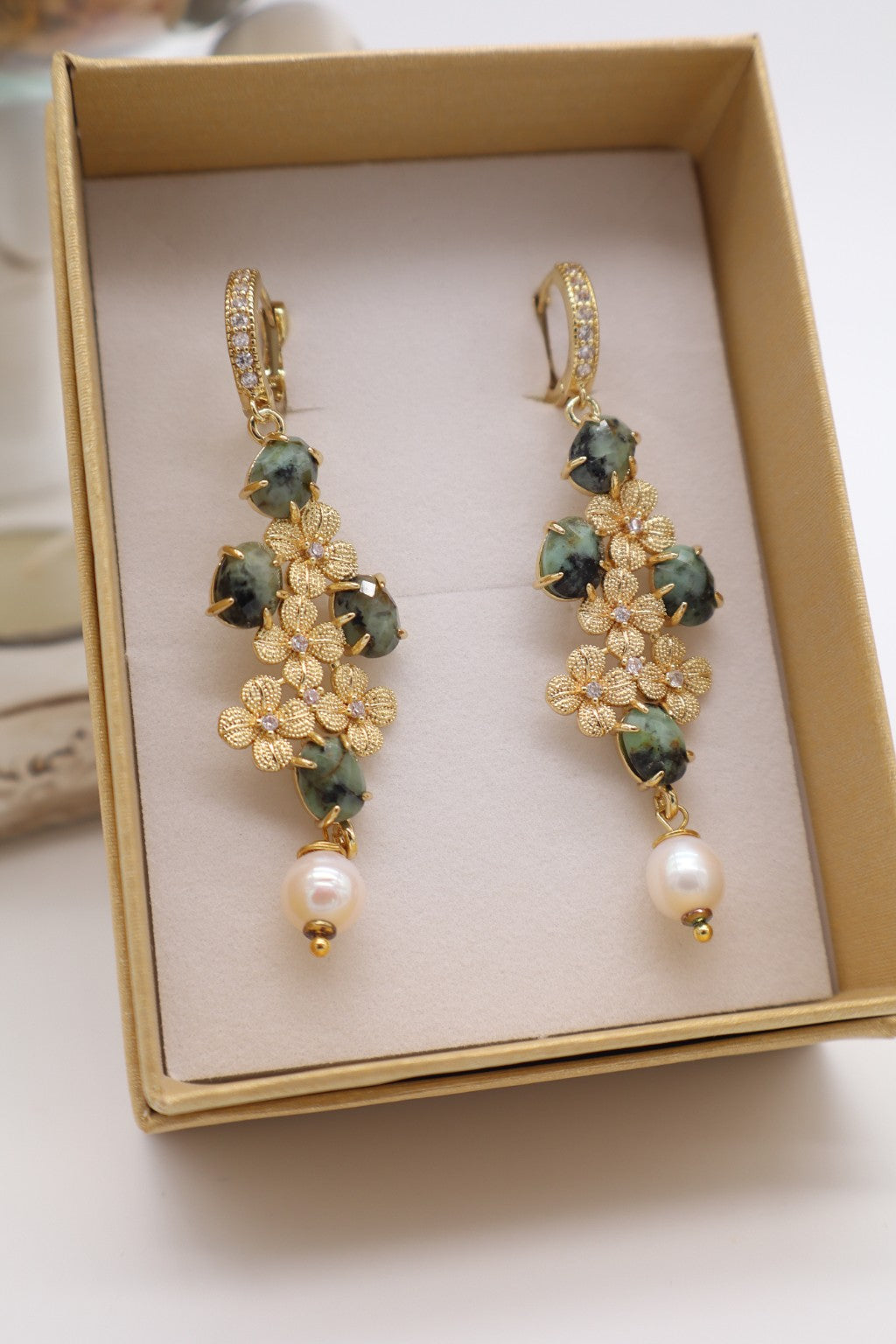 Orecchini pendenti in Zoisite sfaccettata con fiori dorati e perla