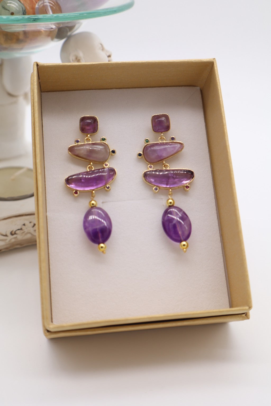 Orecchini pendenti in ametista viola con cristalli colorati multicolor nella confezione regalo