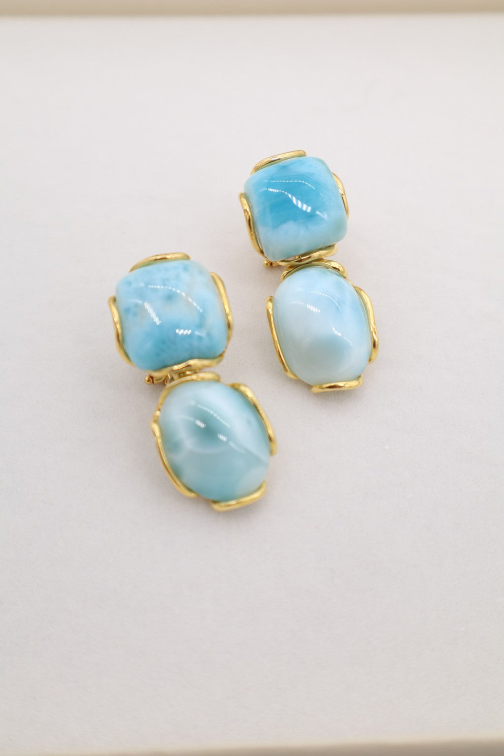 Orecchini pendenti in argento dorato con Larimar naturale, doppio elemento e cabochon dalle sfumature azzurre