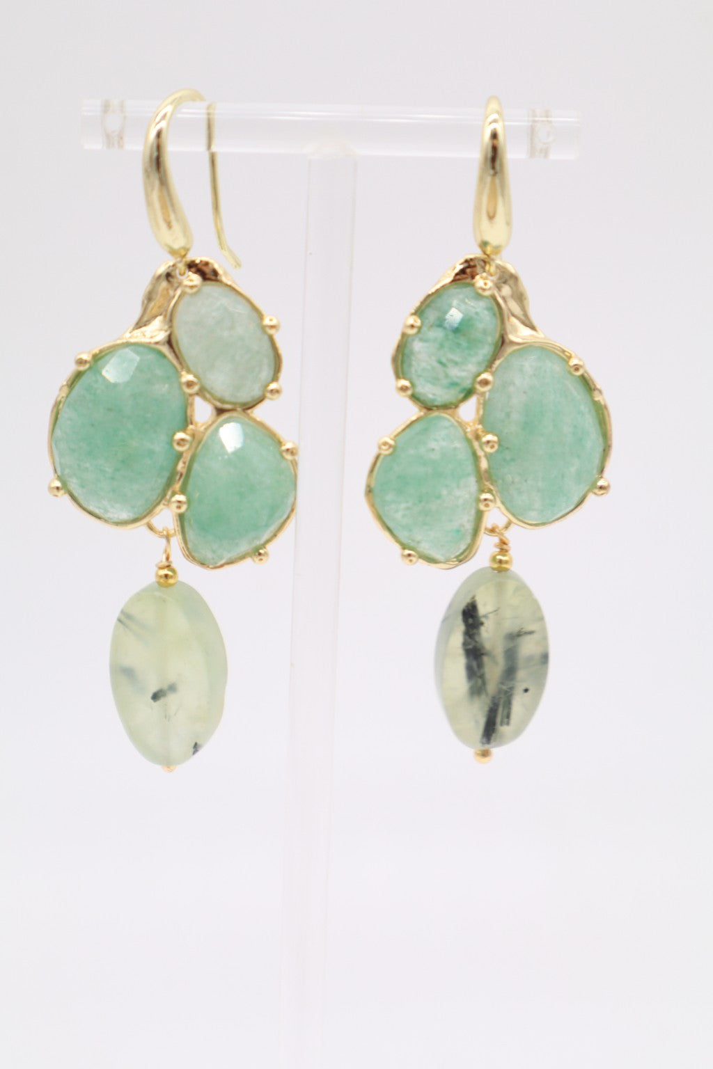 Orecchini pendenti in bronzo dorato con tre pietre sfaccettate di avventurina verde e una prenite matte ovale, lunghezza 7 cm