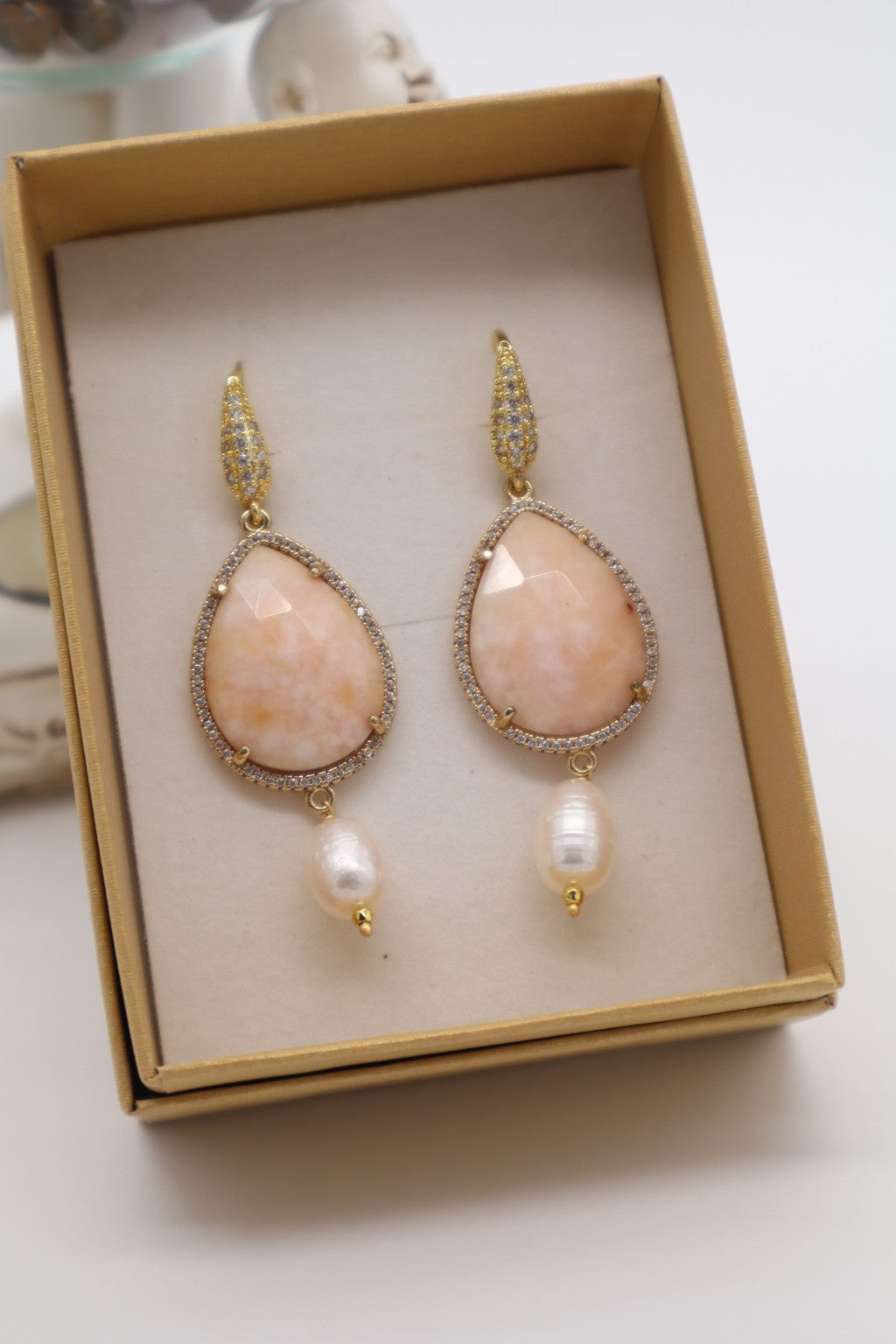 Orecchini pendenti in bronzo dorato nickel free con goccia sfaccettata in opale rosa e perle di fiume