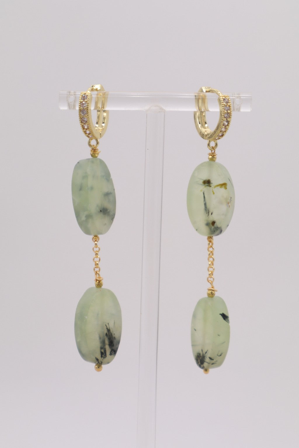 Orecchini pendenti in prenite naturale verde chiaro con finitura matte, bronzo dorato, monachella a scatto con piccoli zirconi e catenella, lunghezza 7,5 cm