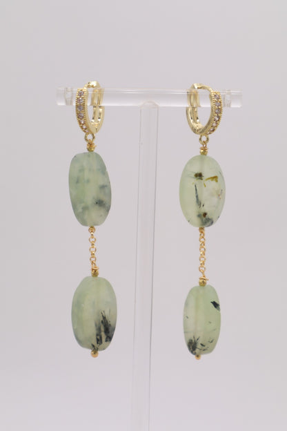 Orecchini pendenti in prenite naturale verde chiaro con finitura matte, bronzo dorato, monachella a scatto con piccoli zirconi e catenella, lunghezza 7,5 cm