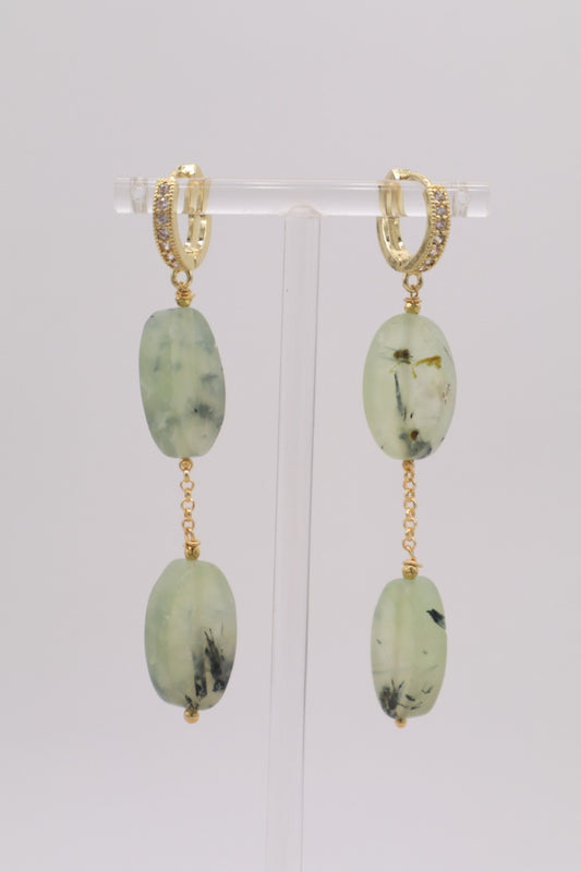 Orecchini pendenti in prenite naturale verde chiaro con finitura matte, bronzo dorato, monachella a scatto con piccoli zirconi e catenella, lunghezza 7,5 cm
