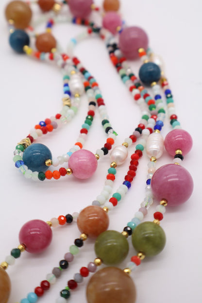 Particolare ravvicinato della collana lunga in giada multicolore, cristalli da 3 mm e piccole perle di fiume, con distanziatori dorati, Eterea Natural Stone.
