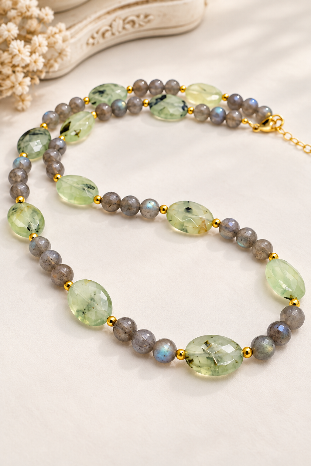 Collana girocollo in labradorite e prehnite naturale con riflessi blu e dettagli dorati – Ninfea