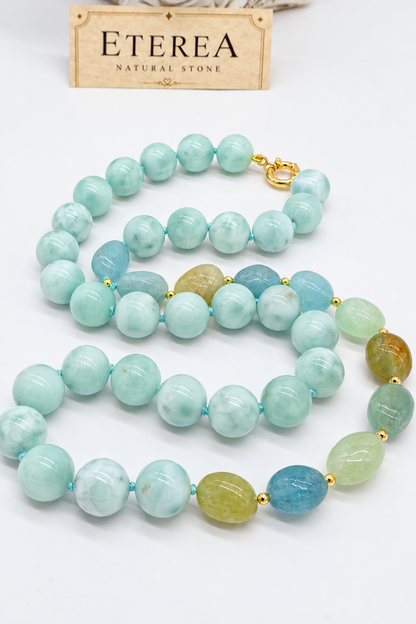 Collana Prestige in larimar e acquamarina con berillo naturale, sfere da 12 mm, pietre ovali irregolari, lavorazione annodata, chiusura in argento e lunghezza 70 cm.