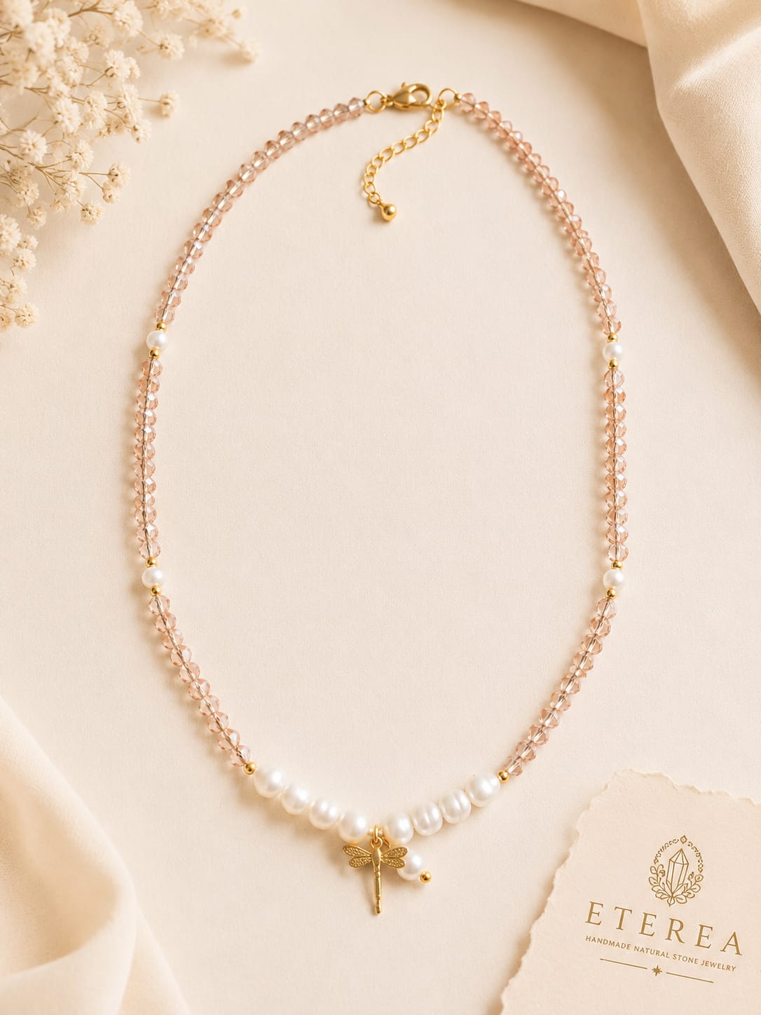 Collana Girocollo Cristalli Cipria Sfaccettati, Perle d'Acqua Dolce e Libellula Dorata – Collana Elegante Donna