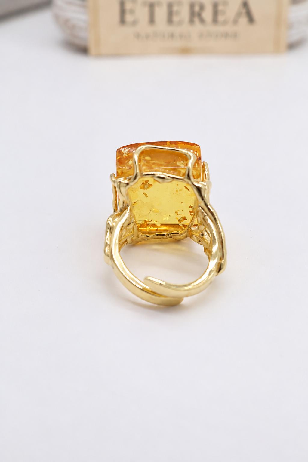 Anello Prestige in ambra naturale color citrino con cabochon rettangolare e montatura in argento 925 dorato