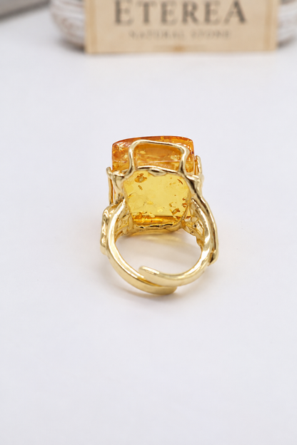 Anello Prestige in ambra naturale color citrino con cabochon rettangolare e montatura in argento 925 dorato