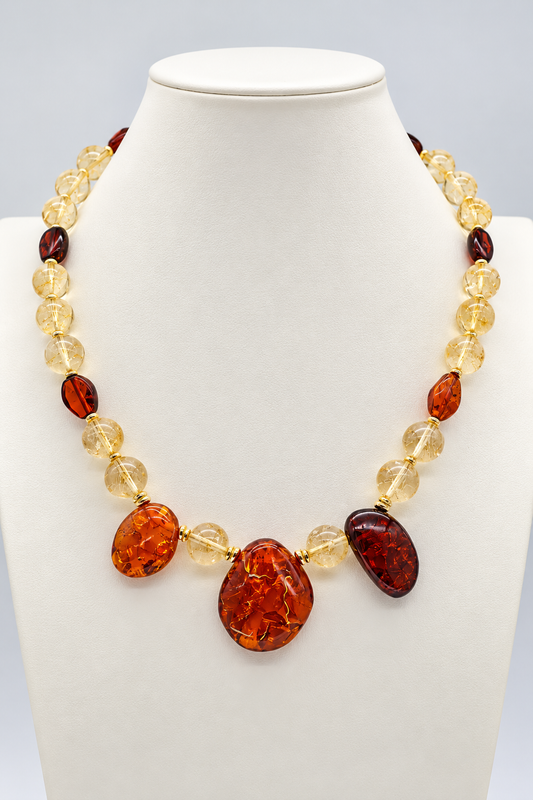 Collana girocollo in quarzo citrino naturale e ambra baltica cognac con tre grandi ambre centrali, chiusura in argento 925 dorato