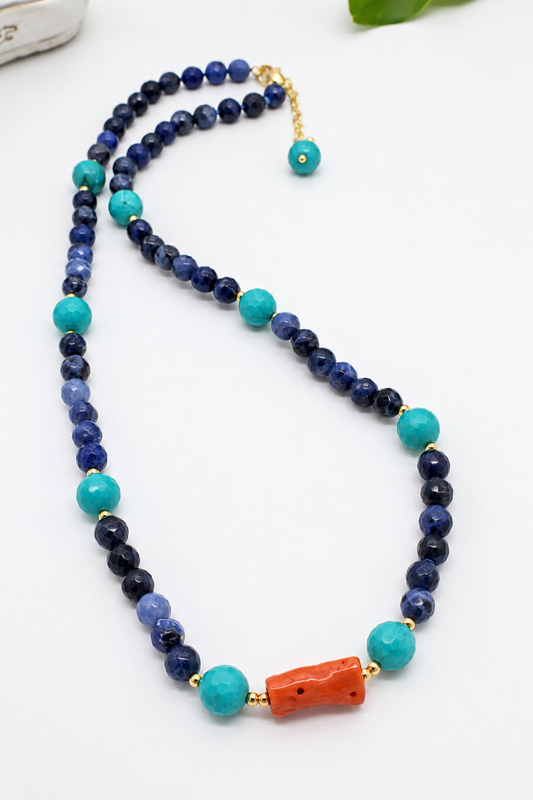 Collana lunga Nefertari in sodalite blu, turchese e corallo mediterraneo con dettagli dorati, Eterea Natural Stone