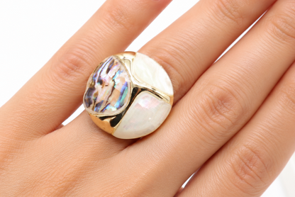 Anello rotondo bombato in acciaio dorato con abalone e madreperla, riflessi iridescenti