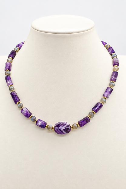 Collana girocollo in ametista naturale sfaccettata e labradorite con distanziatori in ematite dorata, elemento centrale ovale in ametista e chiusura in acciaio dorato.