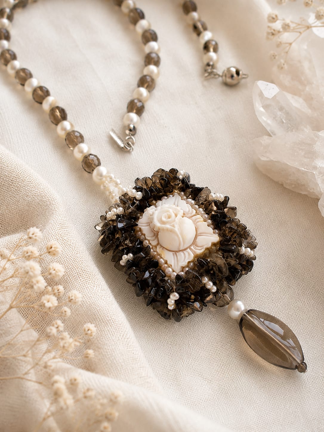 Collana Cammeo Torre del Greco in Quarzo Fumé e Perle Naturali