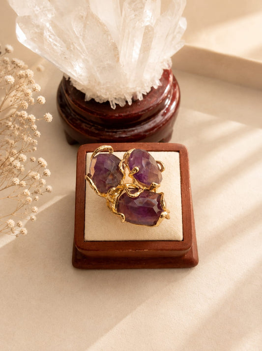Anello regolabile con tre pietre naturali di ametista sfaccettata. Eterea Natural Stone 