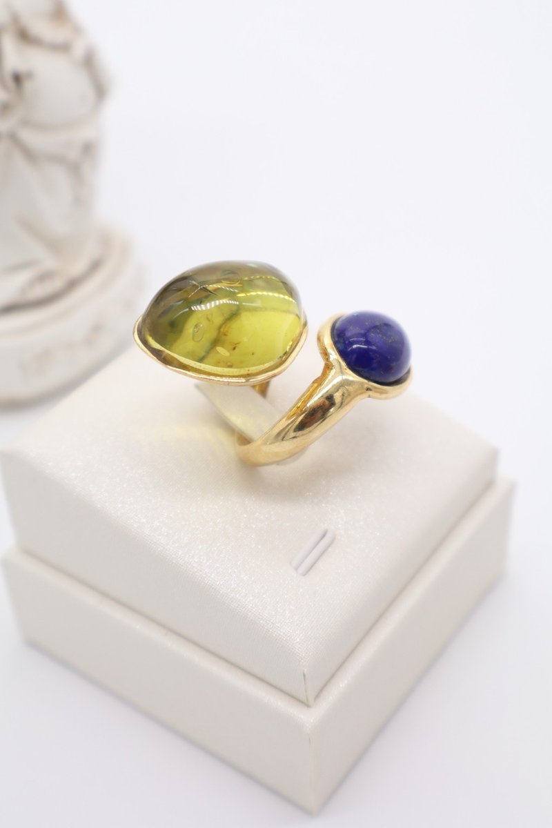 Anello Contrarié Cocktail in Argento 925 Dorato con Ambra Colombiana Verde e Lapislazzuli