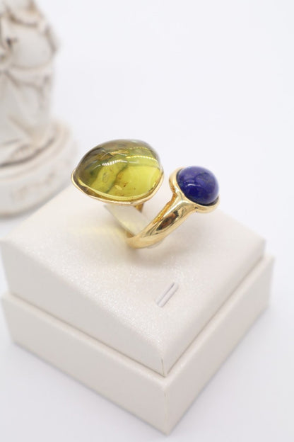 Bague cocktail contrarié en argent 925 doré avec ambre colombien vert et lapis-lazuli