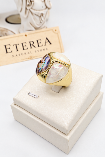 Anello rotondo bombato in acciaio dorato con abalone e madreperla, riflessi iridescenti