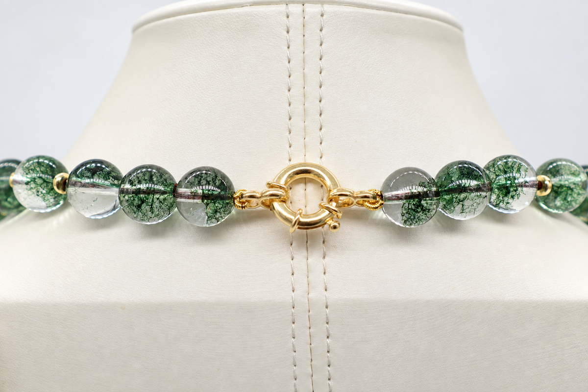 Collana Green Garden in quarzo fantasma verde con inclusioni di clorite e 9 ambre naturali, chiusura in argento 925 dorato