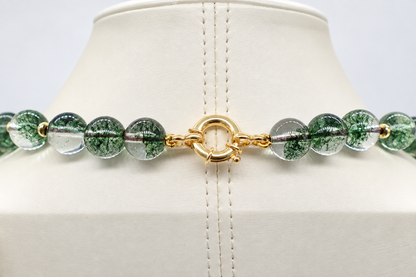 Collana Green Garden in quarzo fantasma verde con inclusioni di clorite e 9 ambre naturali, chiusura in argento 925 dorato
