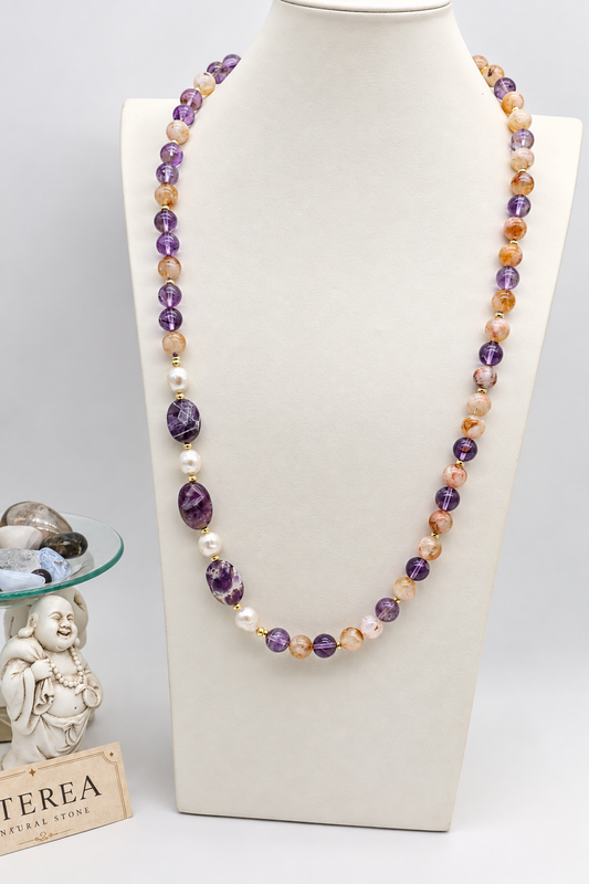 Collana lunga 80 cm in ametista viola, citrino e perle Edison barocche, con ovali sfaccettati in ametista e chiusura a molla in argento dorato, Eterea Natural Stone.
