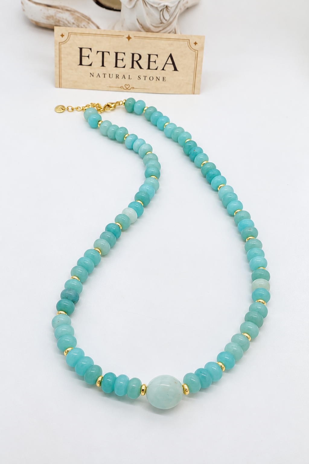 Girocollo in amazzonite naturale e acquamarina con distanziatori in ematite dorata, modello Laguna, lunghezza 45 cm con estensione di 5 cm