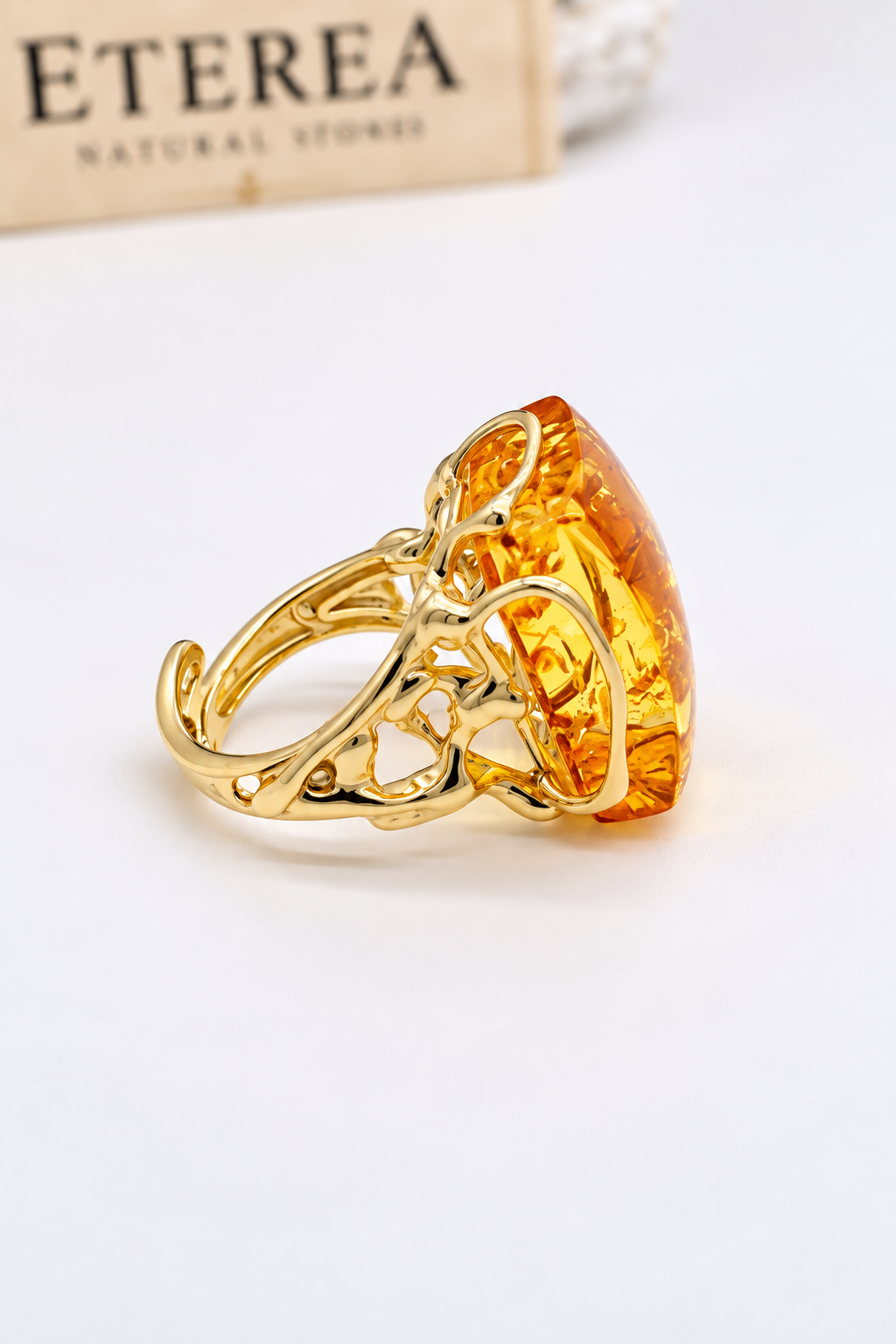 Anello Prestige in ambra naturale color citrino con cabochon rettangolare e montatura in argento 925 dorato