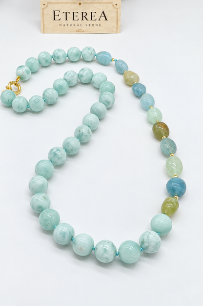 Collana Prestige in larimar e acquamarina con berillo naturale, sfere da 12 mm, pietre ovali irregolari, lavorazione annodata, chiusura in argento e lunghezza 70 cm.