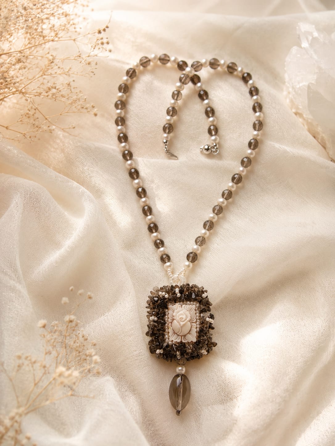 Collana Cammeo Torre del Greco in Quarzo Fumé e Perle Naturali