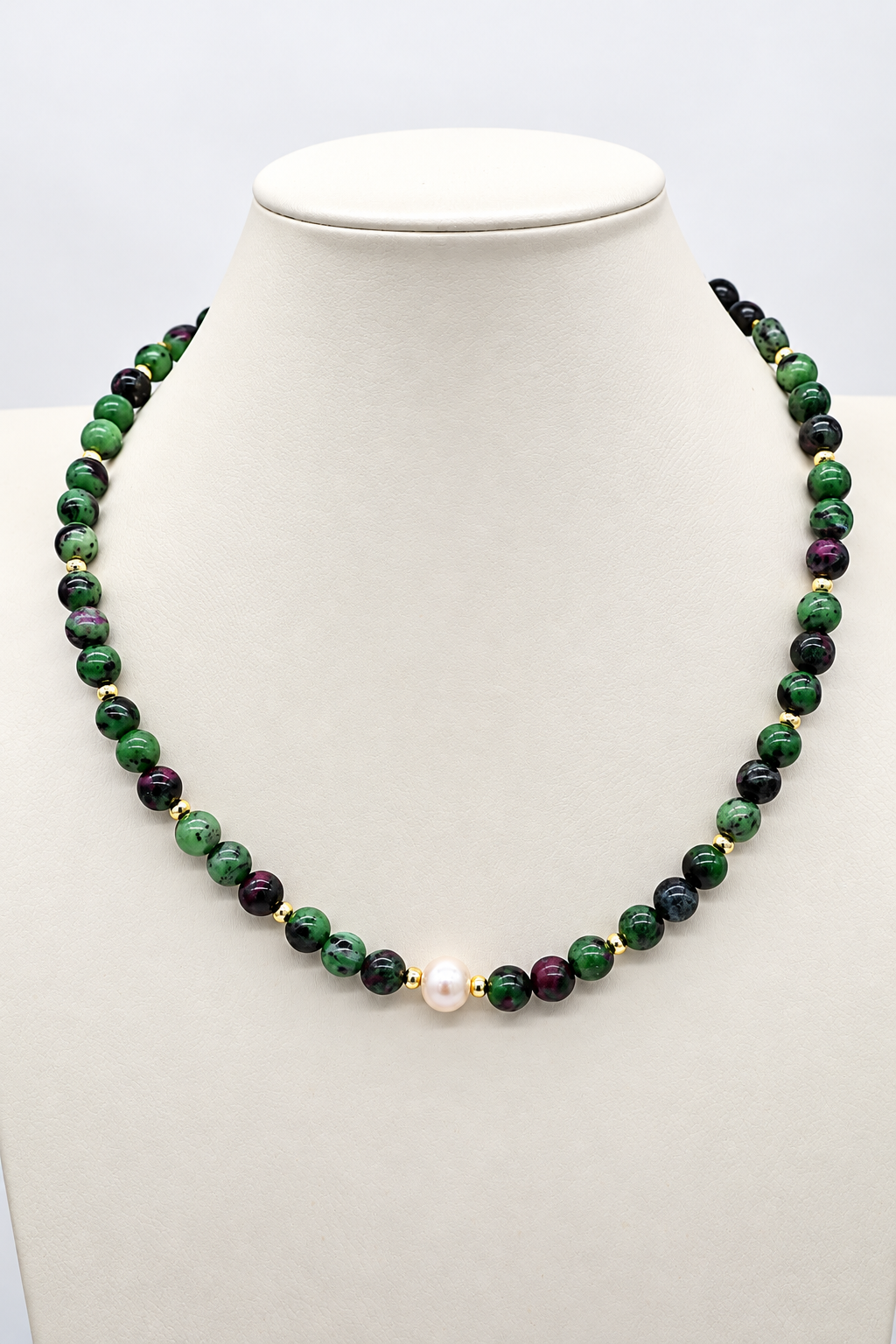 Girocollo in zoisite con rubino naturale e perla Edison centrale da 8-10 mm, pietre da 8 mm, dettagli dorati e chiusura con moschettone in acciaio dorato – Eterea Natural Stone