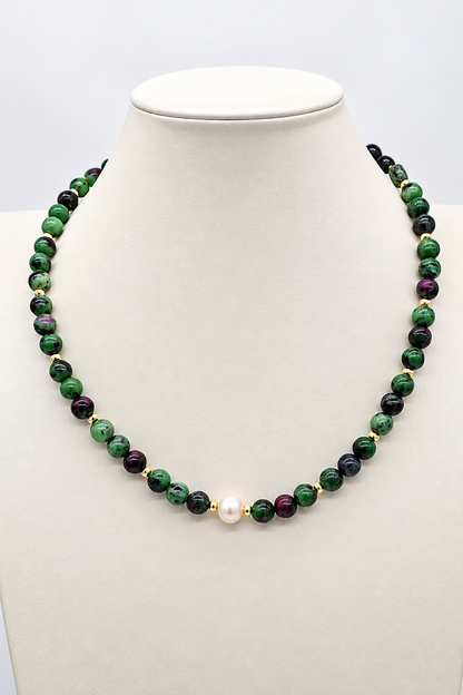 Girocollo in zoisite con rubino naturale e perla Edison centrale da 8-10 mm, pietre da 8 mm, dettagli dorati e chiusura con moschettone in acciaio dorato – Eterea Natural Stone