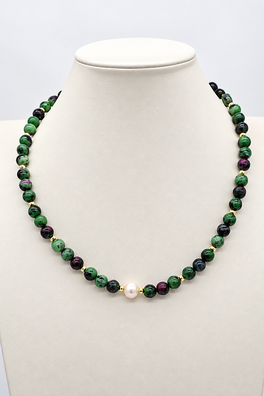 Girocollo in zoisite con rubino naturale e perla Edison centrale da 8-10 mm, pietre da 8 mm, dettagli dorati e chiusura con moschettone in acciaio dorato – Eterea Natural Stone