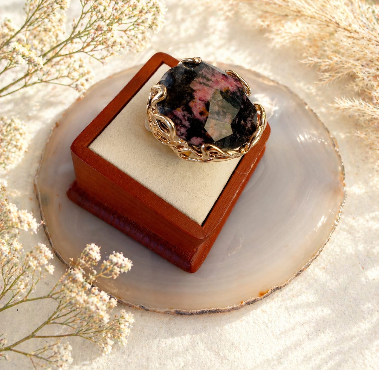 Anello Regolabile in Bronzo Dorato con Rodonite Ovale Sfaccettata