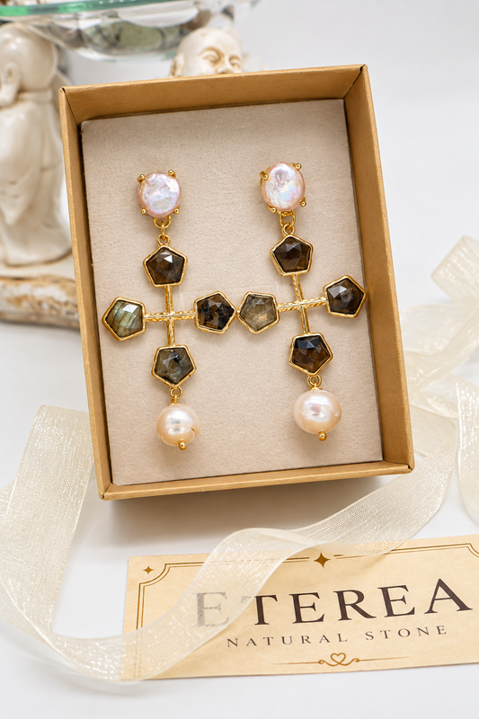 Orecchini pendenti a croce in labradorite naturale sfaccettata, con perle irregolari e perle semi-round, montatura in bronzo dorato nickel free e chiusura a perno con farfallina.