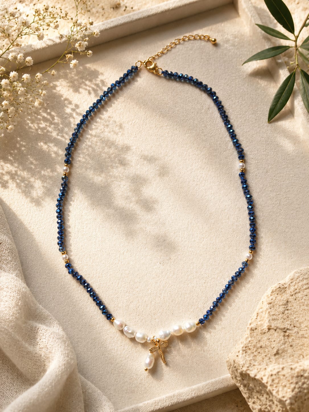 Collana Girocollo Cristalli Blu Cangianti e Perle d'Acqua Dolce e libellula dorata