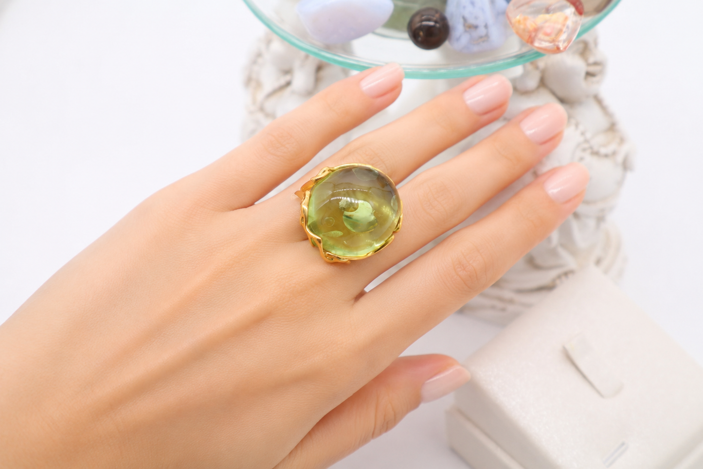 Anello in Ambra Colombiana Verde Ovale Bombata in Argento 925 Dorato Regolabile