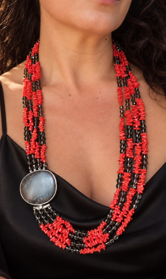 Collana quattro fili in corallo naturale e quarzo fumé con elemento centrale in diaspro e chiusura in argento rodiato.