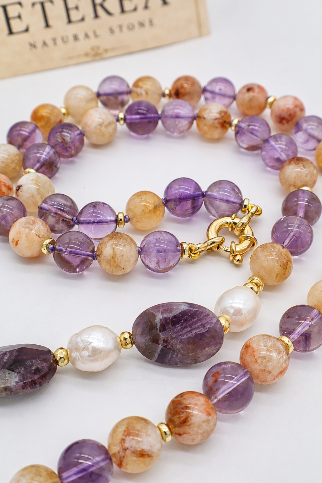 Collana lunga 80 cm in ametista viola, citrino e perle Edison barocche, con ovali sfaccettati in ametista e chiusura a molla in argento dorato, Eterea Natural Stone.