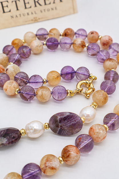 Collana lunga 80 cm in ametista viola, citrino e perle Edison barocche, con ovali sfaccettati in ametista e chiusura a molla in argento dorato, Eterea Natural Stone.