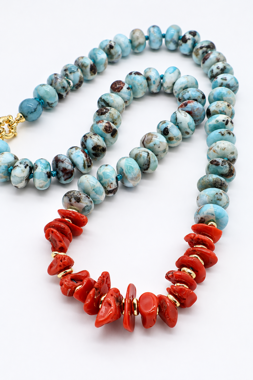 Collana in Larimar della Repubblica Dominicana e Corallo Mediterraneo con dettagli in ematite dorata e chiusura in argento dorato