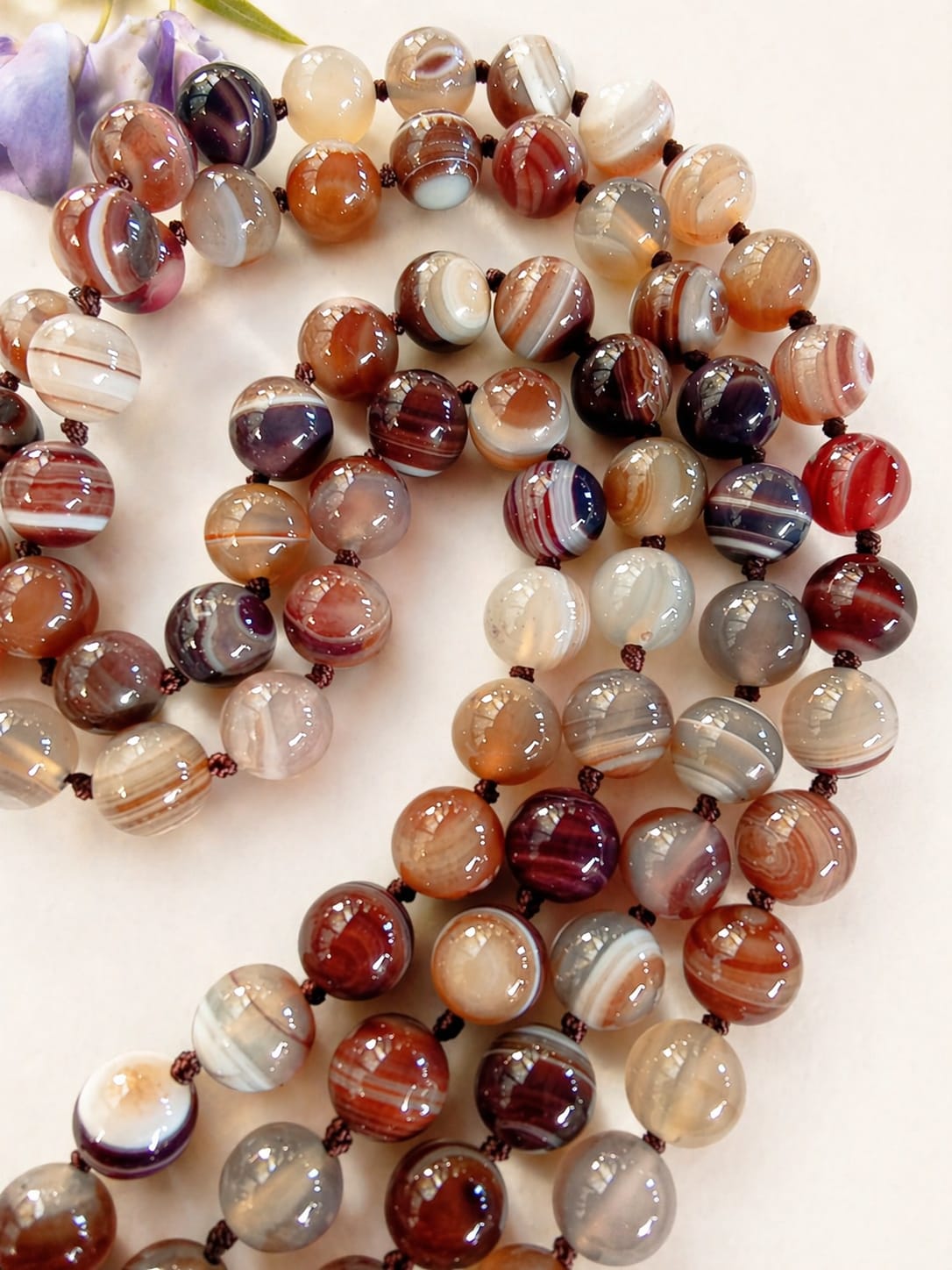 Collana lunga 120 cm in agata fasciata naturale – sfere da 10 mm