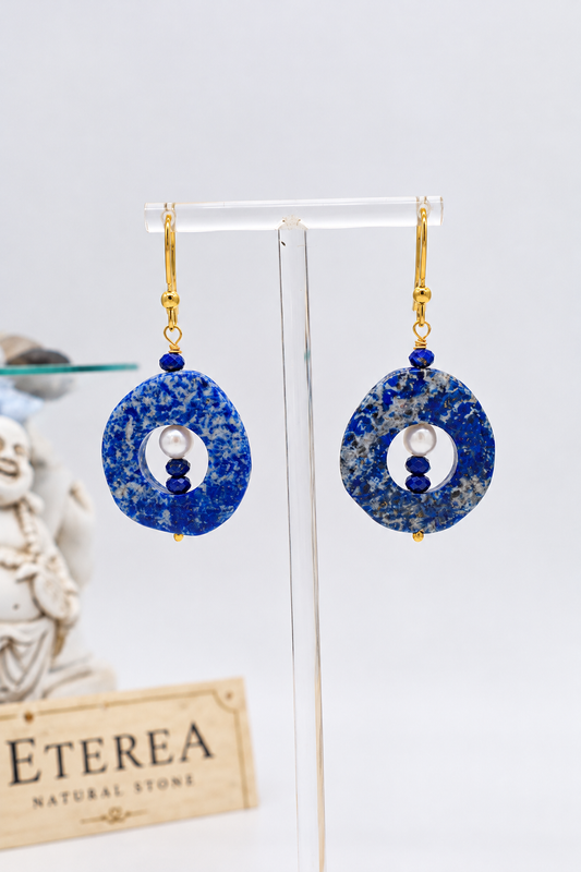 Orecchini pendenti in lapislazzuli naturali con creole irregolari, perle di fiume e piccoli lapislazzuli sfaccettati, monachella aperta in argento 925 dorato – Blu d'Oriente, Eterea Natural Stone.