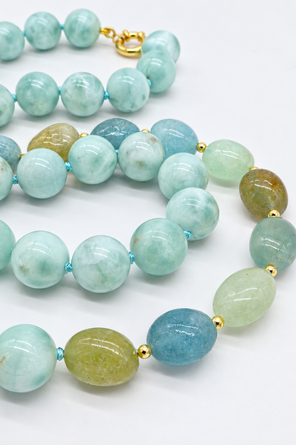 Collana Prestige in larimar e acquamarina con berillo naturale, sfere da 12 mm, pietre ovali irregolari, lavorazione annodata, chiusura in argento e lunghezza 70 cm.