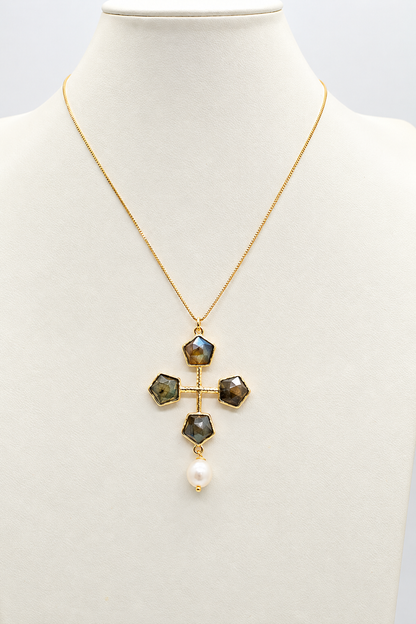 Collana girocollo con catena veneziana in argento 925 dorato e pendente a croce in bronzo dorato con labradorite sfaccettata e perla di fiume, Eterea Natural Stone.