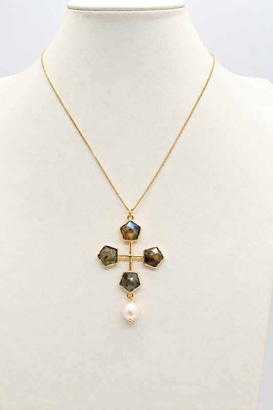 Collana girocollo con catena veneziana in argento 925 dorato e pendente a croce in bronzo dorato con labradorite sfaccettata e perla di fiume, Eterea Natural Stone.