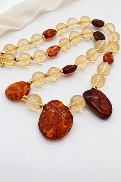 Collana girocollo in quarzo citrino naturale e ambra baltica cognac con tre grandi ambre centrali, chiusura in argento 925 dorato